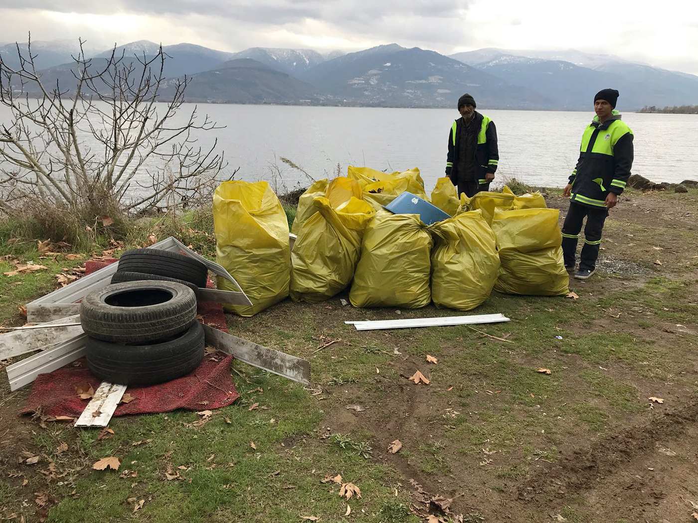 Sapanca Gölü kıyısından 250 torba çöp toplandı