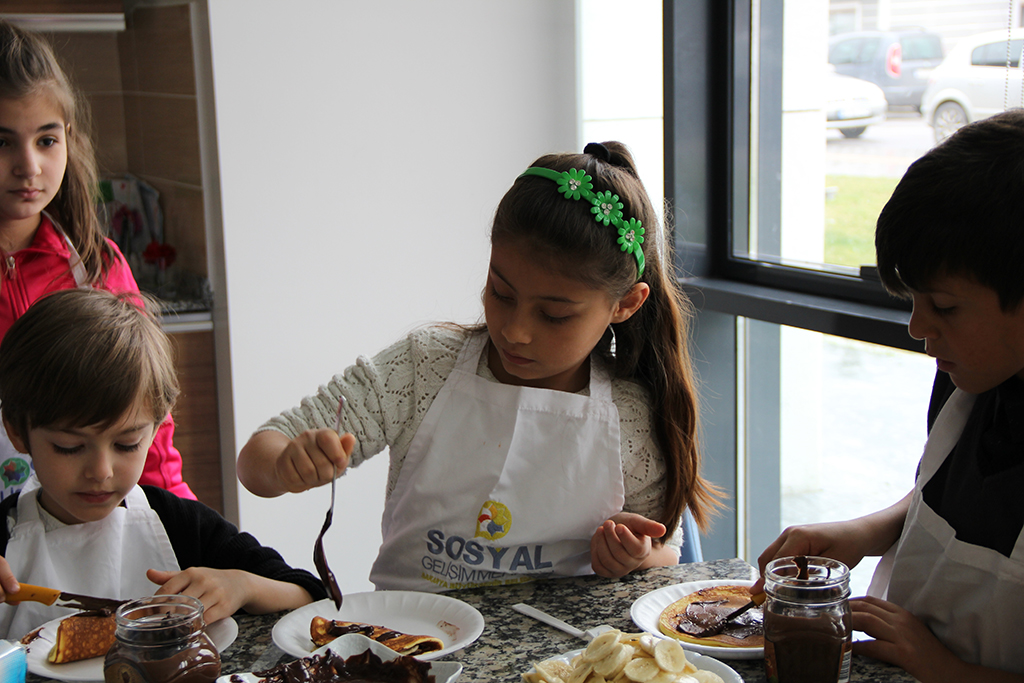Çocuklar SGM’de ‘Glutensiz Waffle’ yaptılar