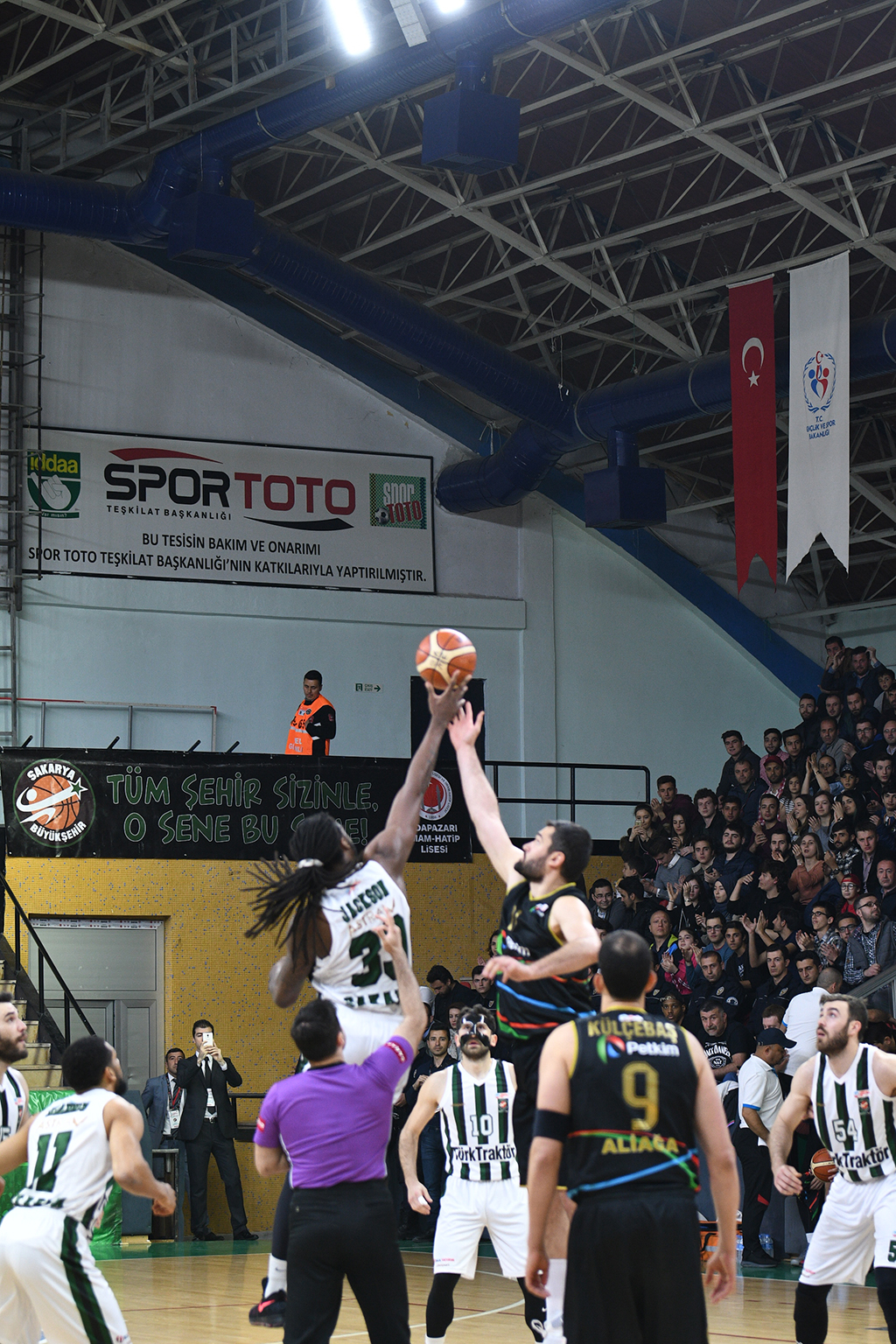 Büyükşehir Basket lider bitirdi