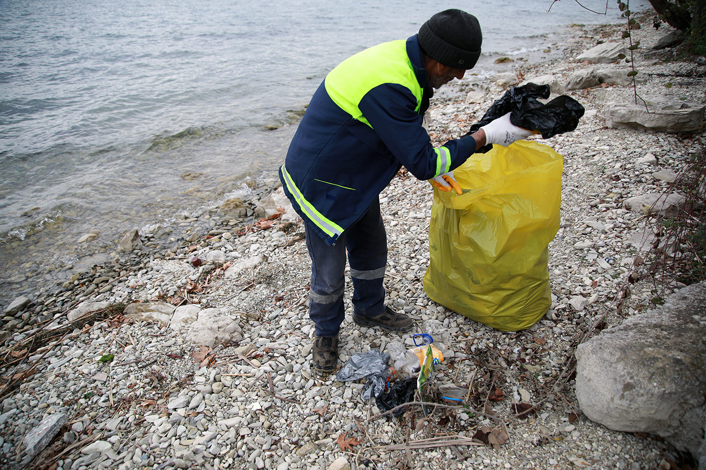 Sapanca Gölü kıyısından 250 torba çöp toplandı