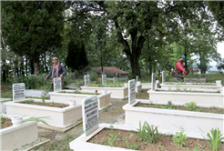 Mezarlıklar vatandaşların ziyaretlerine hazırlanıyor