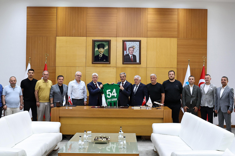 “Sakaryaspor yeniden şehrimize gurur yaşatacak başarılara imza atmalıdır”