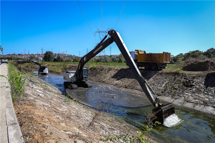 Çark Deresi’nin sağlığı rutin temizlik çalışmalarıyla koruma altında