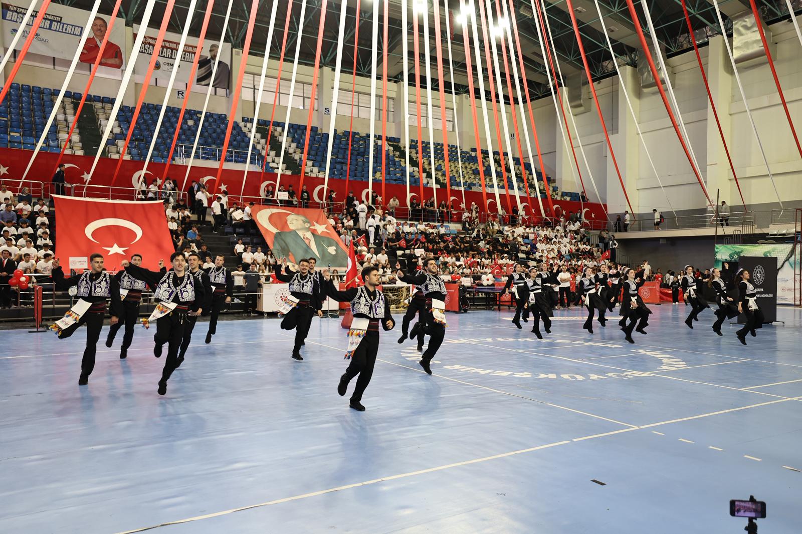 “Gençlerimizin yanında oluyor, onların sporla, sanatla ve eğitimle iç içe büyümesi için gereken desteği sunuyoruz”