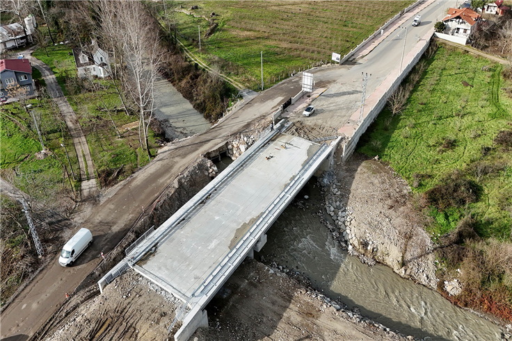 Karapürçek’i şehre bağlayan köprüde sona doğru