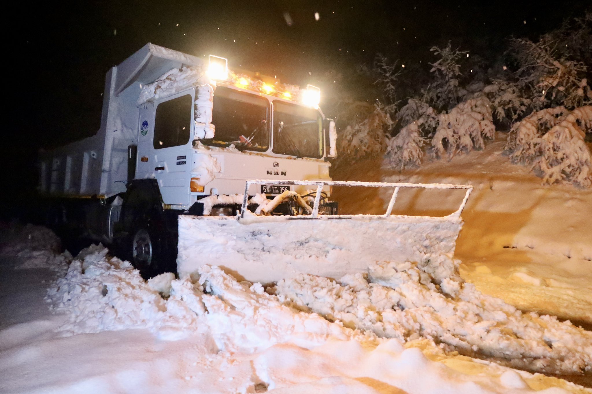 Büyükşehir gece boyu kar mesaisi yaptı: Kapanan 10 grup yolu ulaşıma açıldı