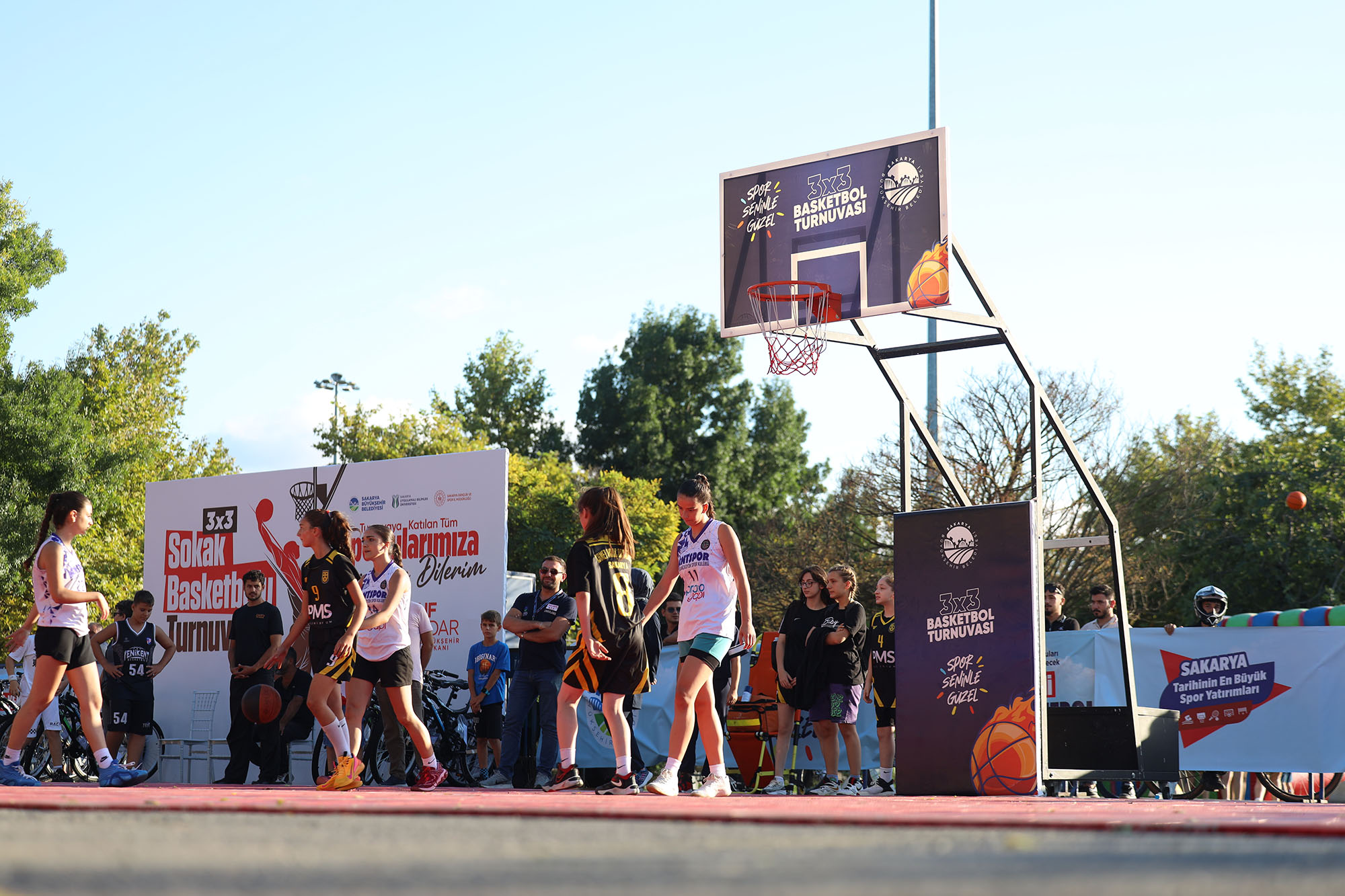 Sokakta basketbol şöleni: Tribünler doldu, heyecan zirve yaptı