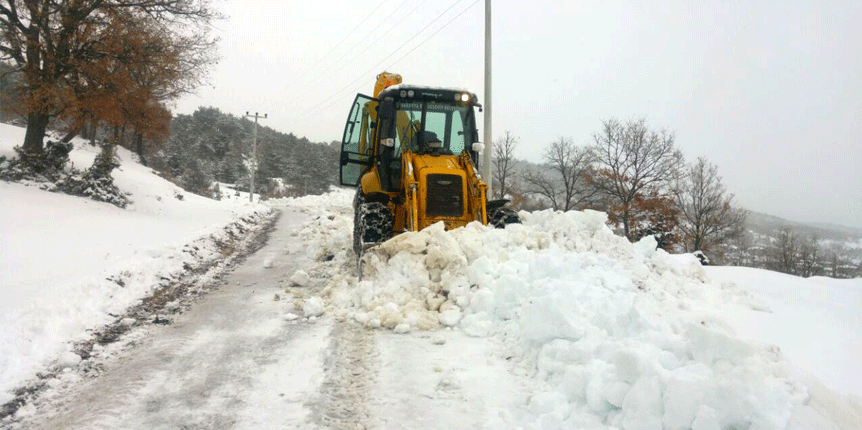 Büyükşehir 16 ilçede karla mücadele ediyor