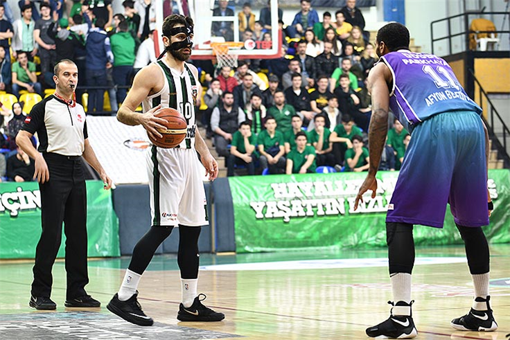 Dev Adamlar Akhisar deplasmanında