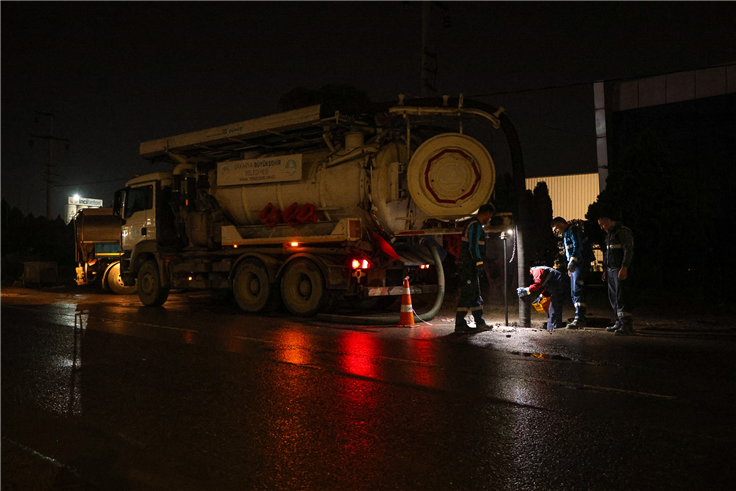 Büyükşehir ve SASKİ tüm imkanlarıyla sabaha kadar aralıksız mücadele etti