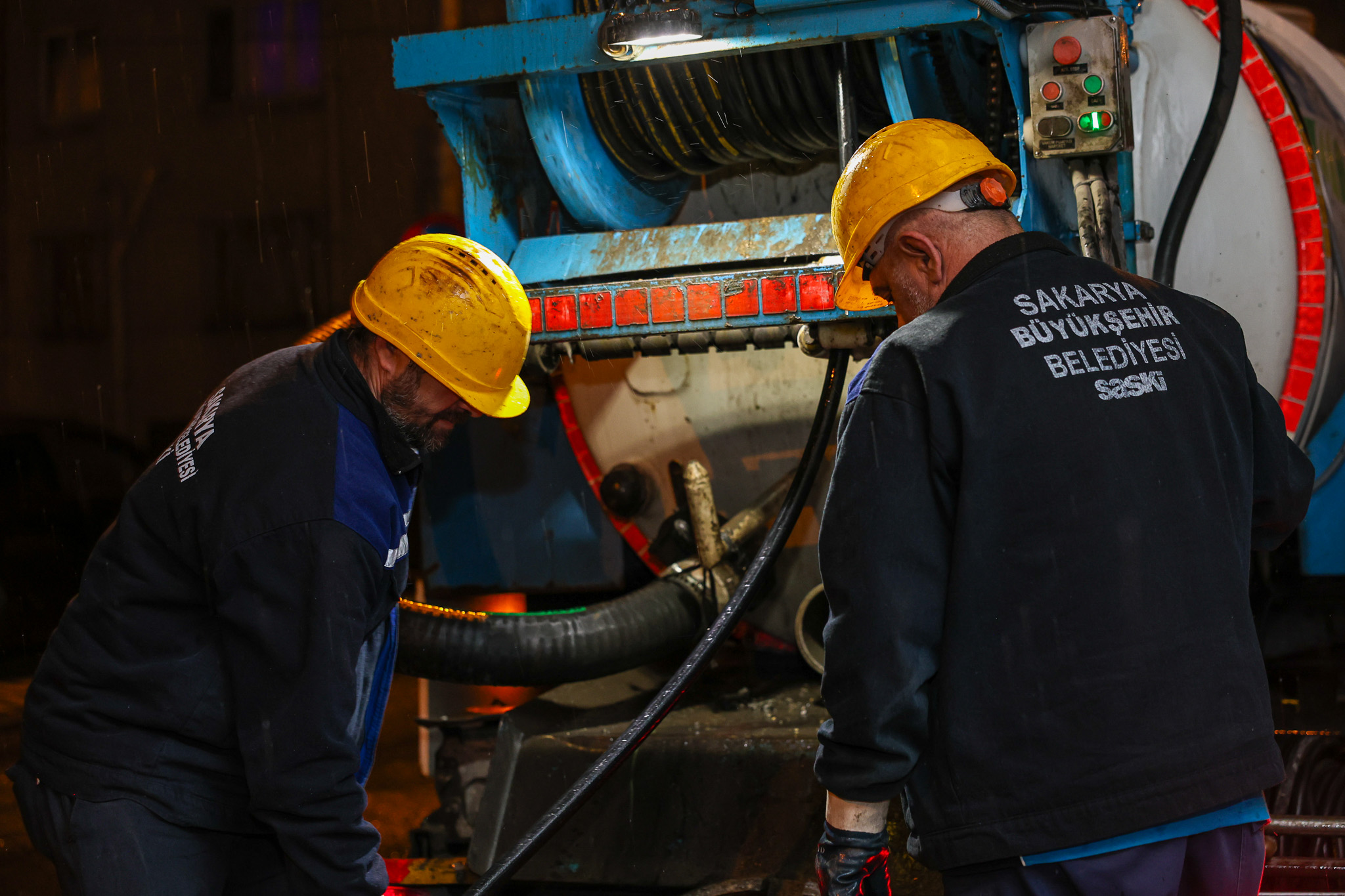 SASKİ, kuvvetli yağışa karşı tüm imkanları ile sabaha kadar sahadaydı