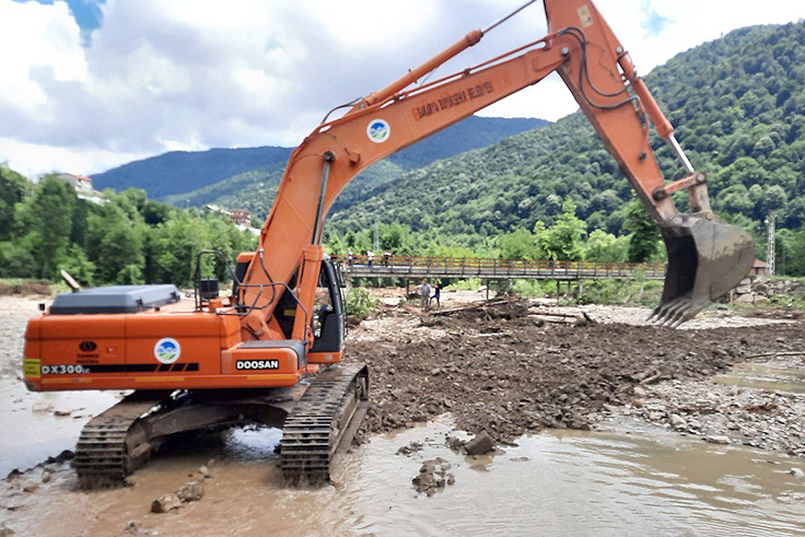 Büyükşehir ekipleri Bartın’da selin izlerini siliyor