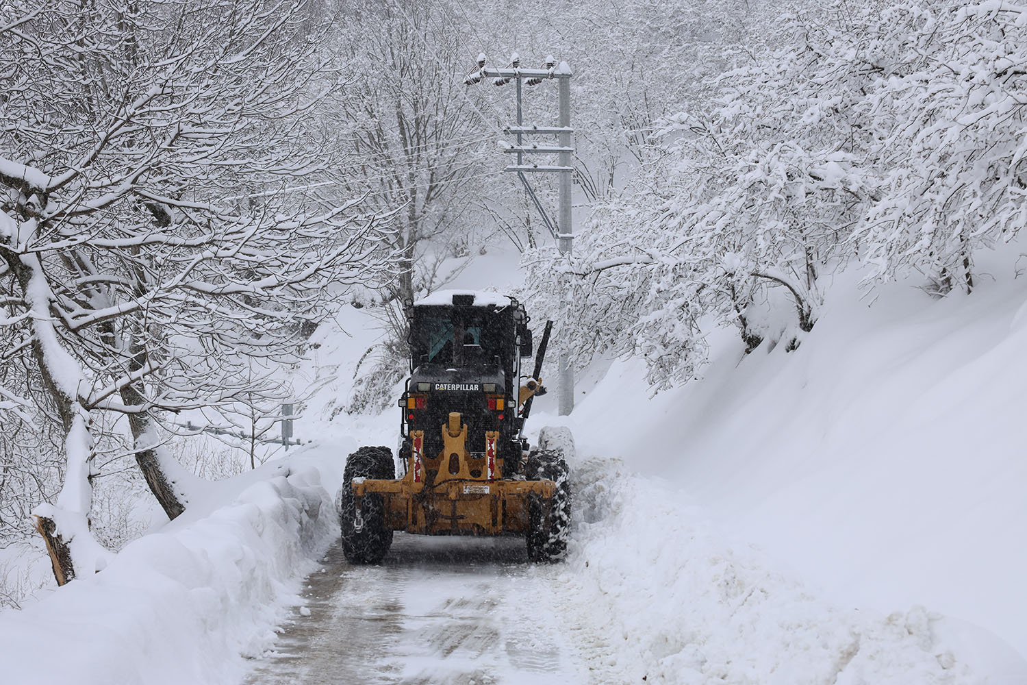 Büyükşehir 24 saat kar mesaisinde: 17 grup yolundan 10’u ulaşıma açıldı