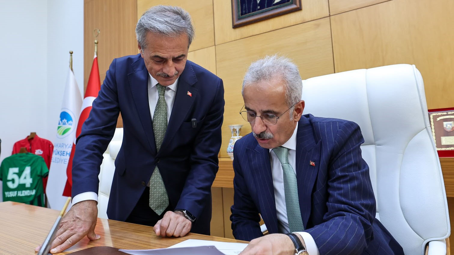 Bakan Uraloğlu Büyükşehir’e müjdeyle geldi: “Doğu Çevre Yolu bu yıl başlıyor”