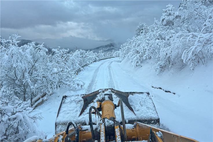 Büyükşehir’den güncel kar raporu: 31 yol açıldı, 4’ünde çalışma sürüyor