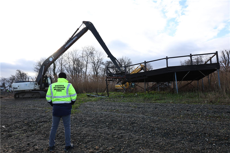 Sapanca Gölü kıyılarındaki kaçak yapılar kaldırılıyor