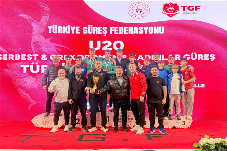 Büyükşehirli güreşçilerden Ankara’da madalya yağmuru