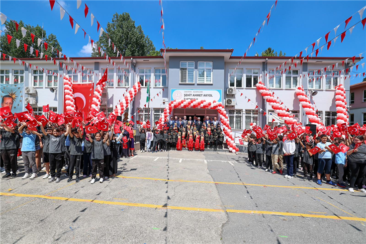 Yusuf Alemdar miniklerin karne heyecanına ortak oldu: “Geleceğin güçlü Türkiye’si için en büyük hazinemizsiniz”