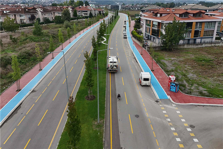 Büyükşehir ekipleri yağışın bıraktığı çamur ve tozları temizliyor