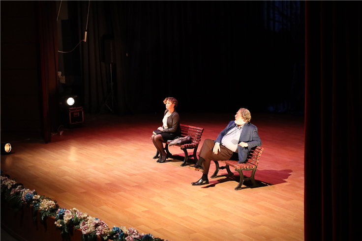 Usta oyunculardan unutulmaz performans: “Güne Bakan Cam Kırıkları”