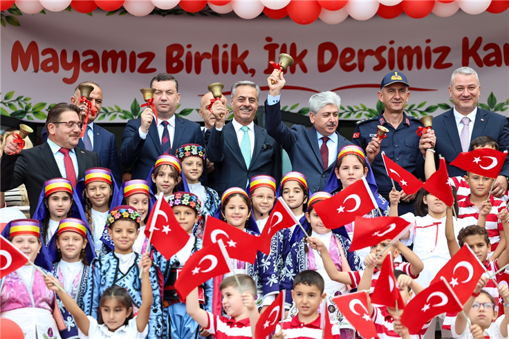 Alemdar, “Evlatlarımızın ve gençlerimizin her zaman, her alanda yanında olacağız”