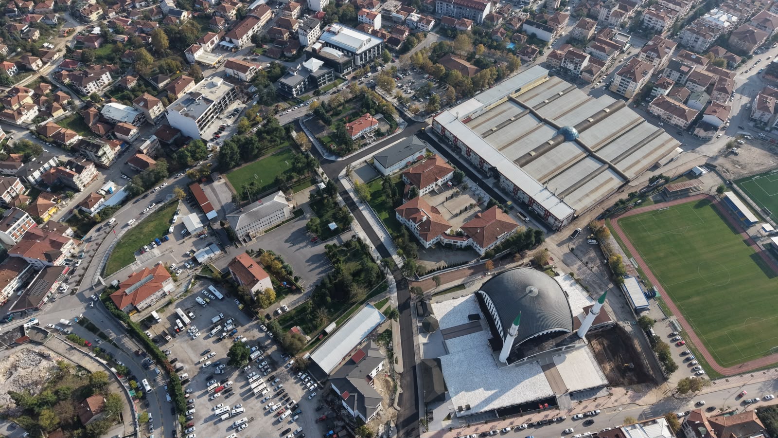 Hendek’in tam kalbindeki en önemli güzergahlar tablo gibi işleniyor