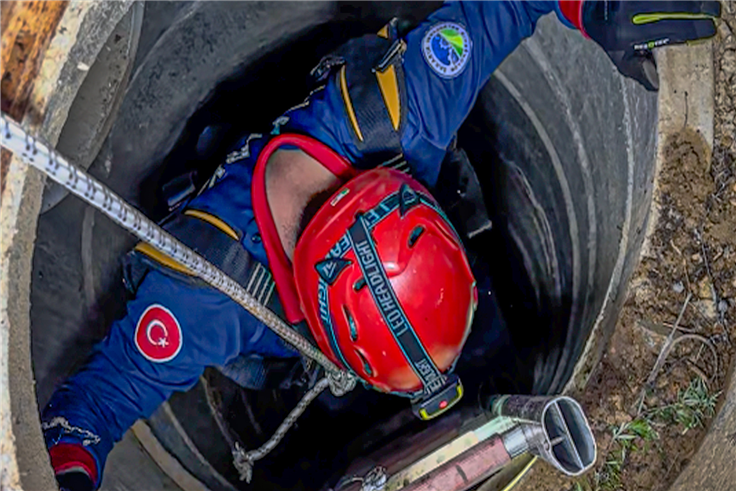 Kocaali’de bir canı 11 metrelik çukurdan sağ salim kurtardılar