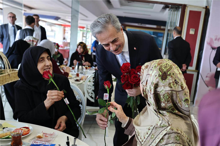 “Anne sadece evlat büyüten değil, geleceğin temellerini atan güçlü bir rehberdir”
