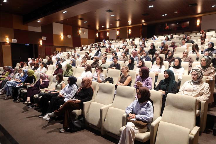 Büyükşehir’in KPSS adayları için destek programı AKM’de başladı