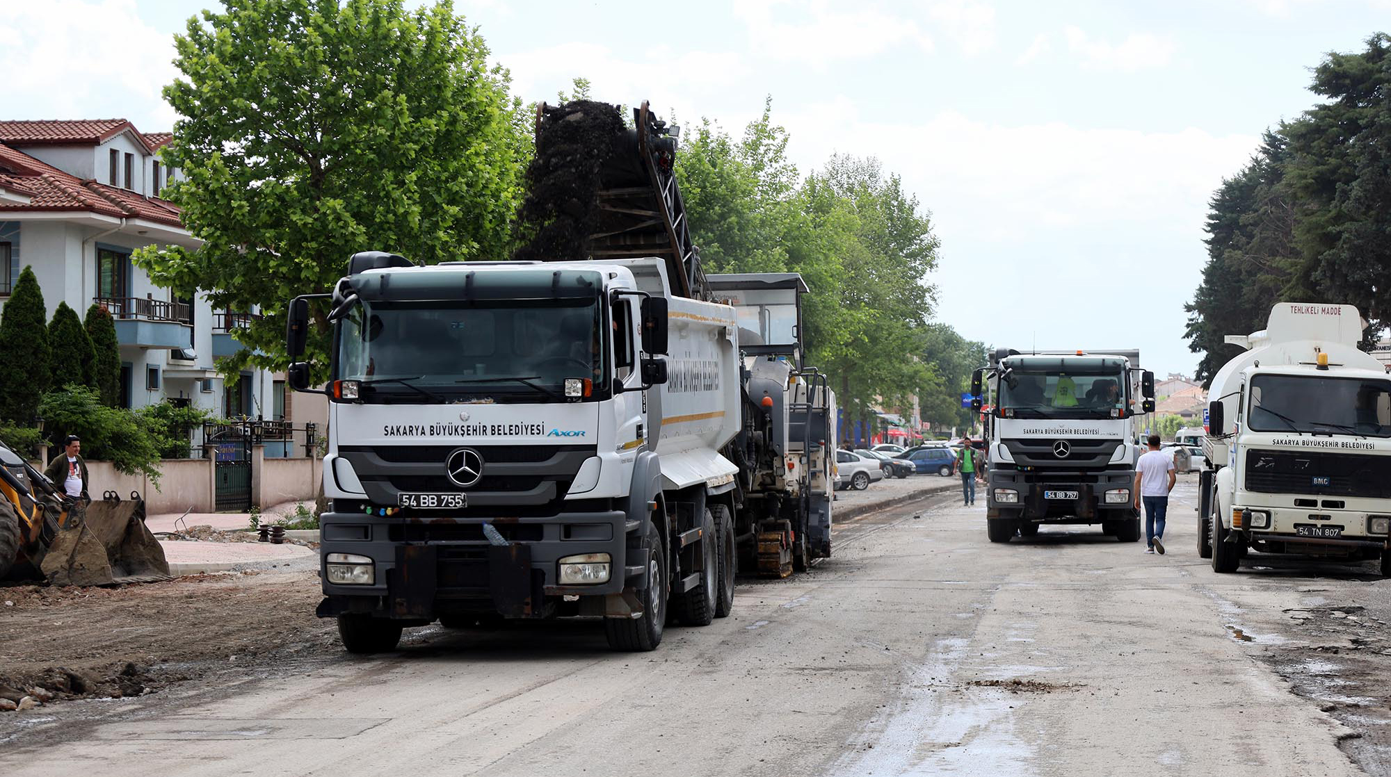 Büyükşehir Şehit Mehmet Karabaşoğlu Caddesi’nde üstyapı çalışmalarına başladı