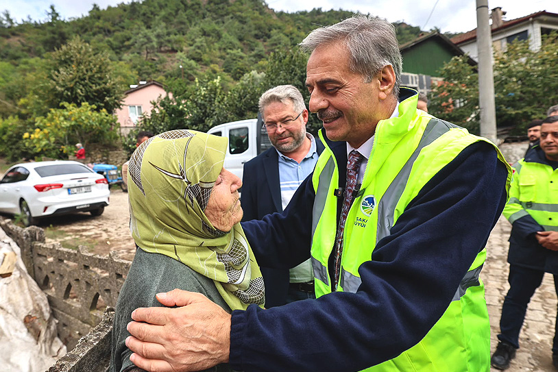 Başkan Alemdar afet mesaisi için Geyve’de: “Tahribatı ortadan kaldırmak için aralıksız mesai harcıyoruz” 