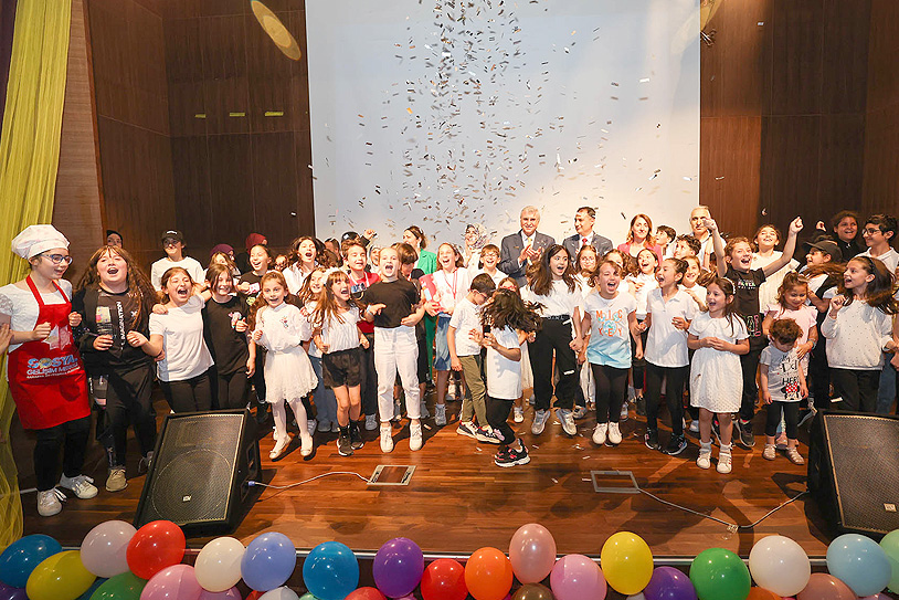 Miniklerin sevincine ortak olan Yüce’den mesaj: “Çocuk gülerse dünya güler”