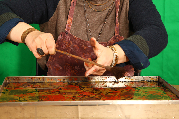 Ebru geleneksel sanatların en nazlısıdır