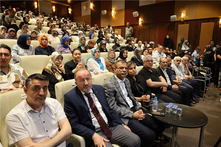 AKM’de dolu salonda konuşan Prof. Dr. Tarhan: “Empati ve anlayış büyük önem taşıyor”