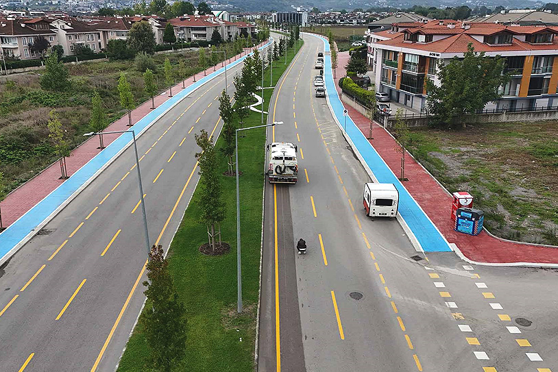 Büyükşehir ekipleri yağışın bıraktığı çamur ve tozları temizliyor