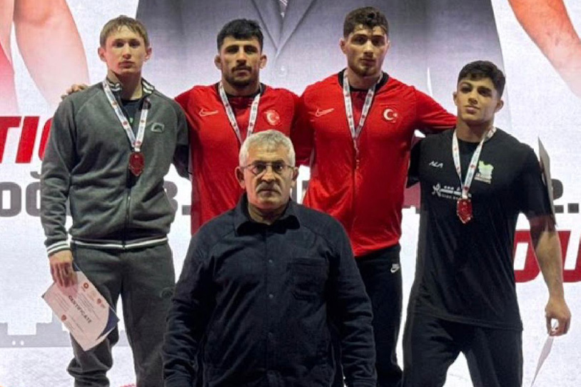 Büyükşehir sporcusu Abdülsamet Antalya’da podyuma çıktı