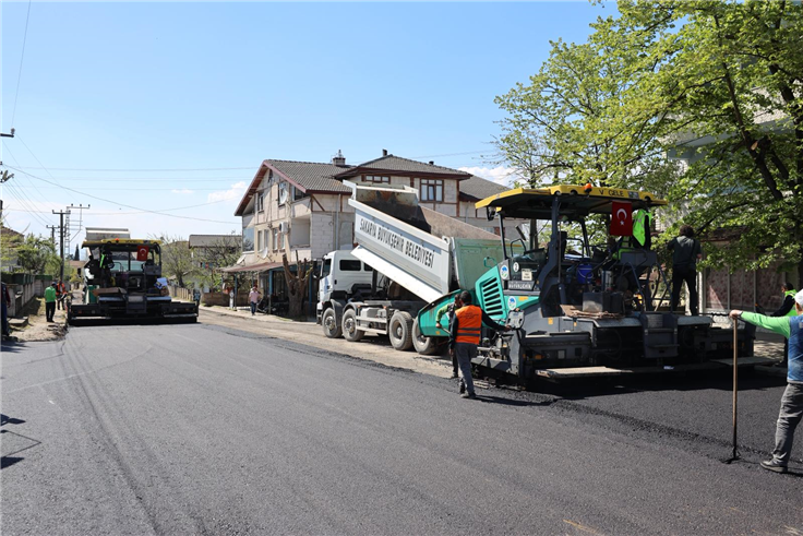 Büyükşehir asfalt sezonunu Akyazı’da açtı: 3 mahalleyi kapsayan 8 kilometrelik yol sıcak asfaltta buluşuyor