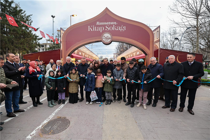 Sakarya’da bir Ramazan klasiği ve Büyükşehir’in geleneği Kitap Sokağı kapılarını açtı
