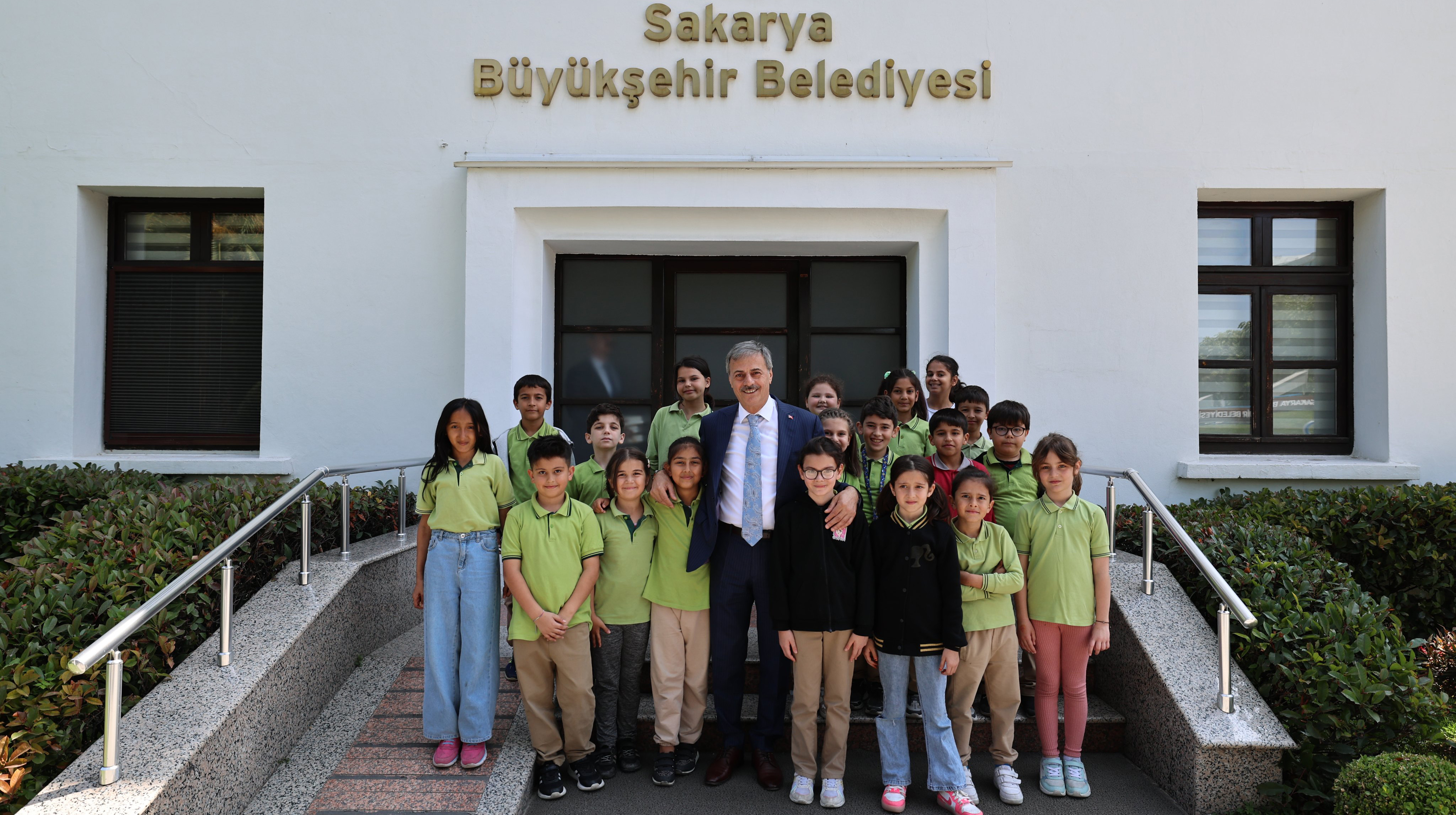 Başkan Yusuf Alemdar okulla ilk kez tanışan miniklere başarılar diledi
