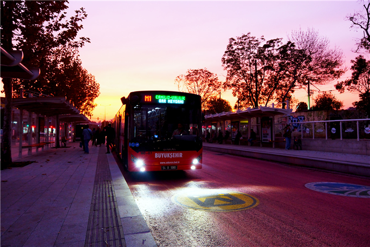 Yoğun talep karşılık buldu: Metrobüslerde gece seferi başladı