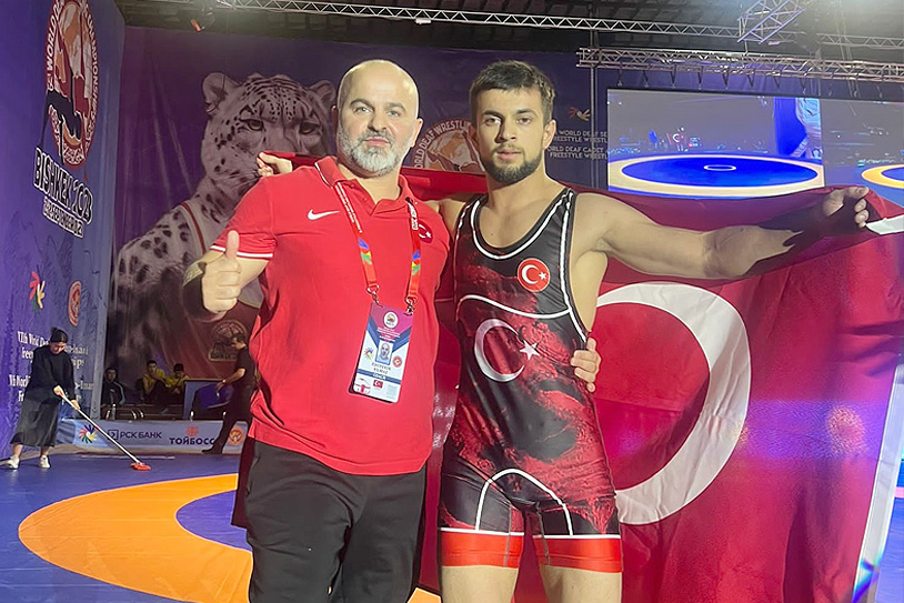Büyükşehirli güreşçi dünya şampiyonu oldu