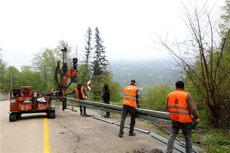 Büyükşehir’den şehrin kuzeyindeki 10 mahalleye güvenli sürüş için çelik bariyer montajı
