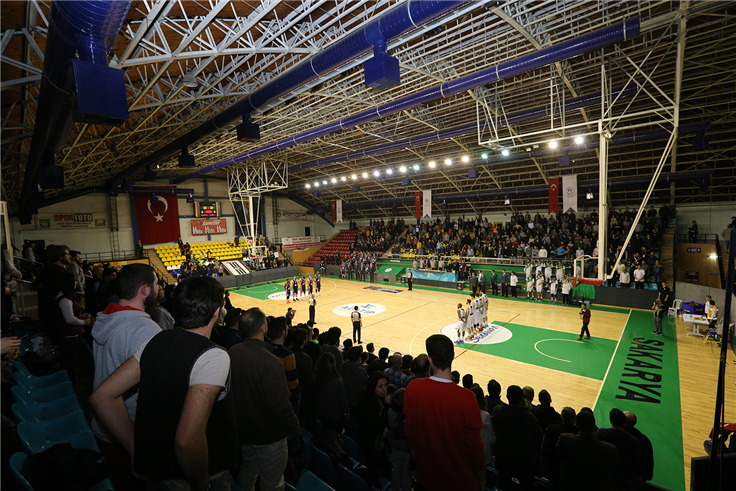 Dev Adamlar Evinde Galip