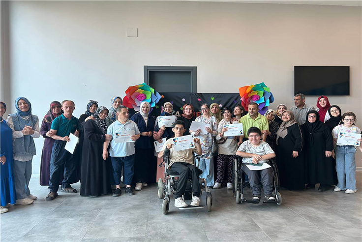 Akyazı SGM’de özel gereksinimli bireyler karne sevinci yaşadı