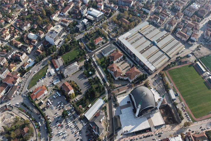 Hendek’in tam kalbindeki en önemli güzergahlar tablo gibi işleniyor