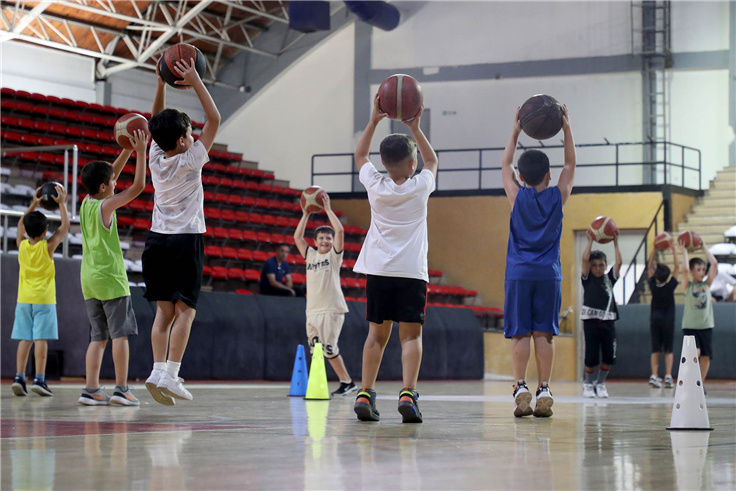 Sakarya’da çocuklar sporun her dalında dolu dolu bir yaz tatiline başladı 