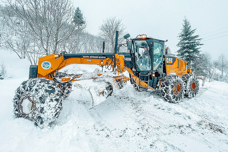 Büyükşehir karla mücadelede: Kapalı yollar açılıyor