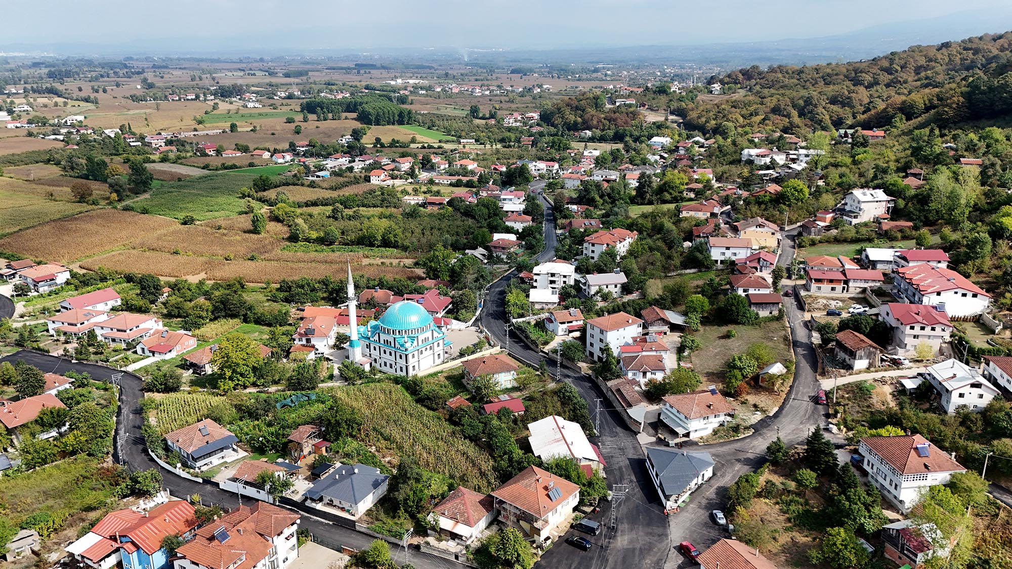 Akyazı’da binlerce kişiyi ilgilendiren asfalt hamlesi: Tablo gibi işlenen yolları sevinçle karşıladılar 