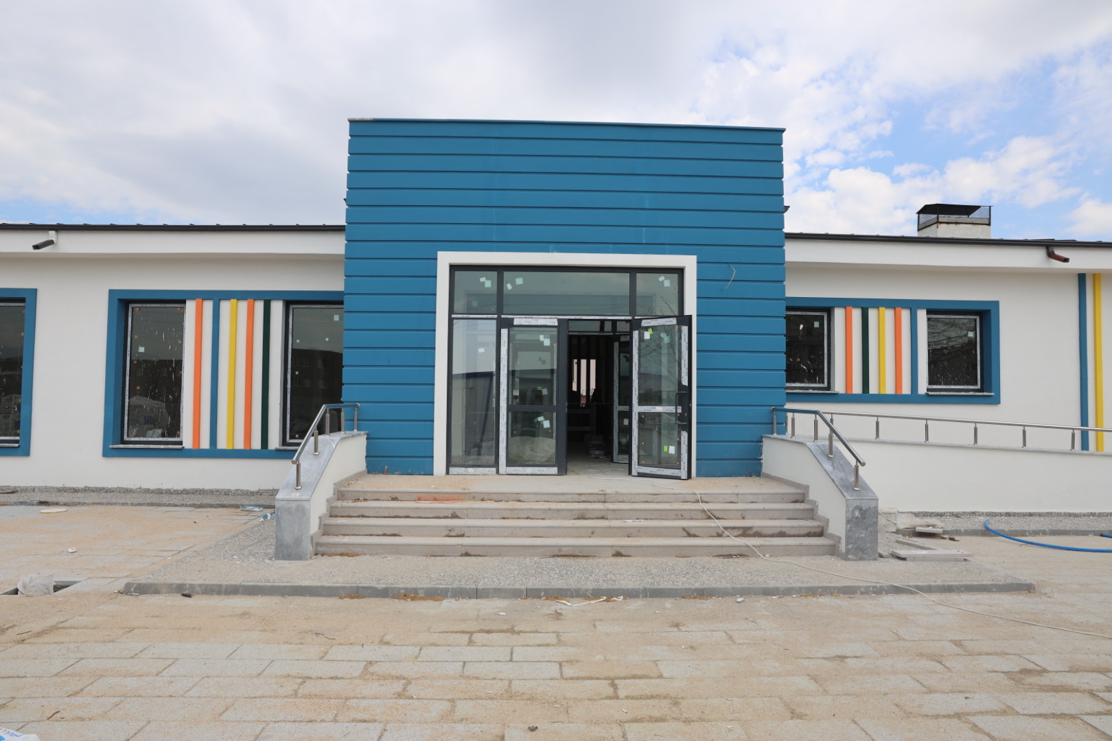 Arifiye Yüzme Havuzu ve Gençlik Merkezi hızla tamamlanıyor