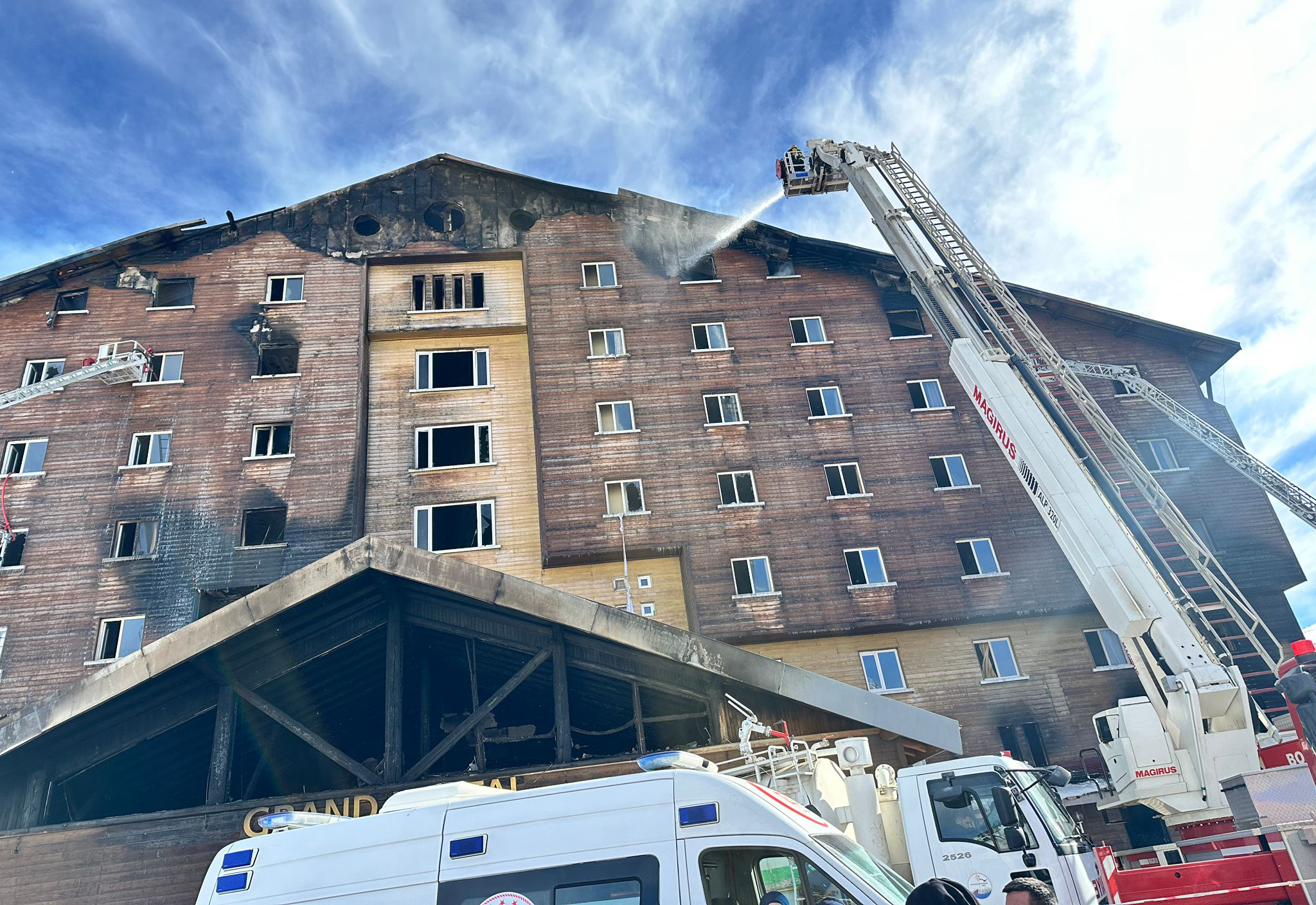 Sakarya itfaiyesi Kartalkaya'da yangına desteğe katıldı